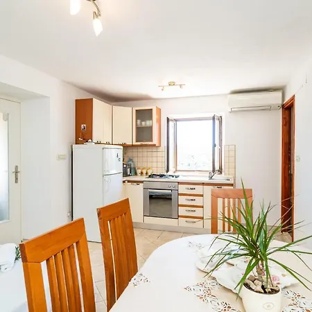 Amazing In Zaton With Kitchen Holiday home *